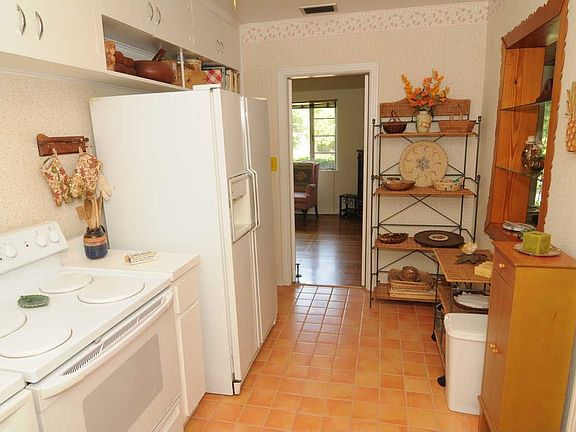 Kitchen Photo 2