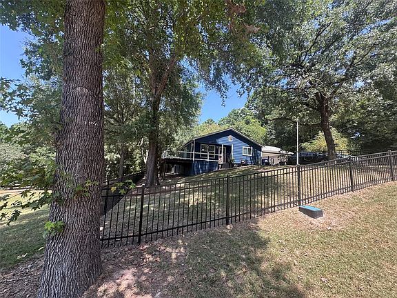 3rd image of 445 Loop Dr
