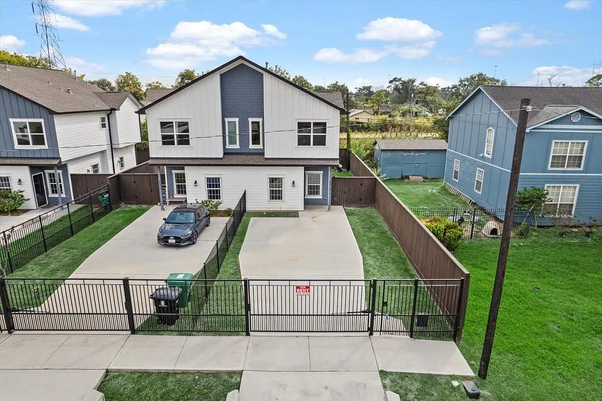 3 bed, 1.5 bath, 2656 sqft, $1,650 — Photo 2