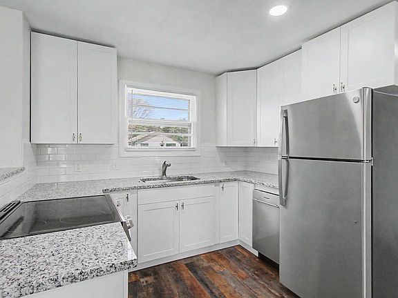 3rd image of 620 N Oak St