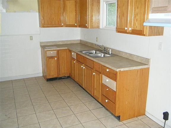 5th image of 239 E Doris Dr