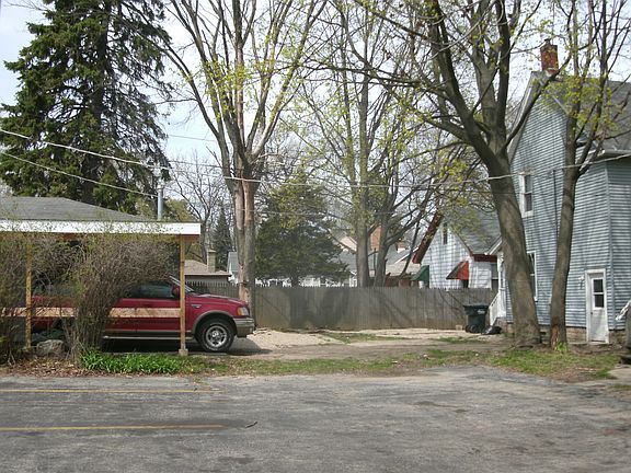 3rd image of 606 Hickory St