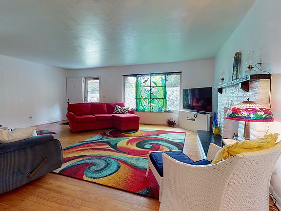 3rd image of 1908 Parkwood Dr