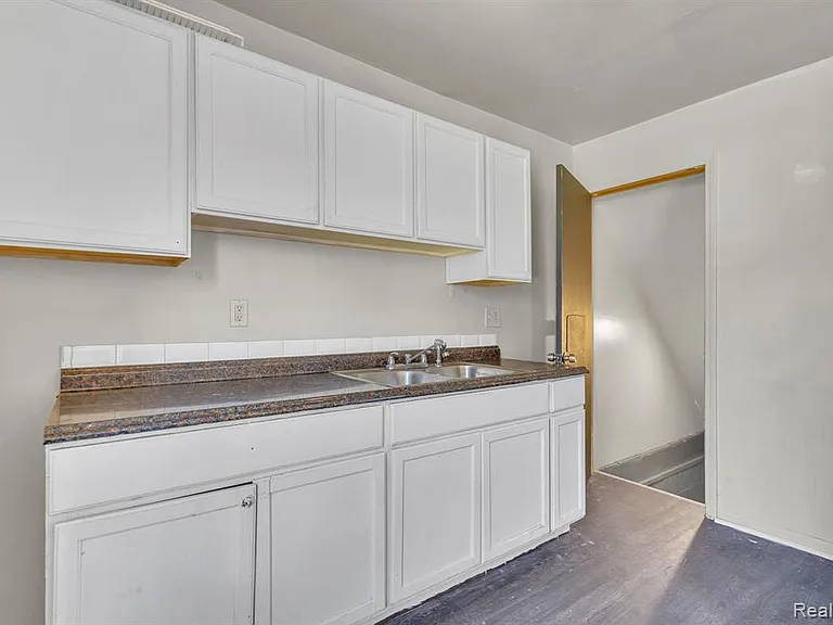 764 Woodmere St — Photo 32