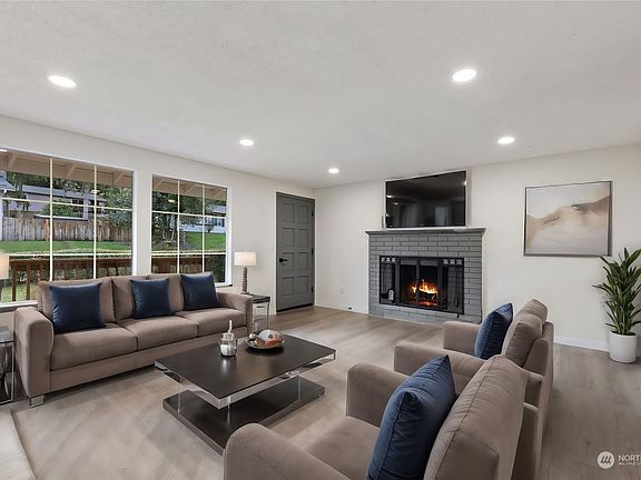 4th image of 550 NE Redbud Lane