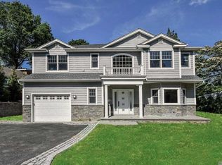 26 Hill Dr, Glen Head, NY 11545