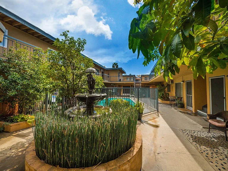 10736 Magnolia Blvd — Photo 35