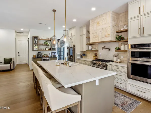 5226 E HERRERA Drive, Phoenix, AZ 85054