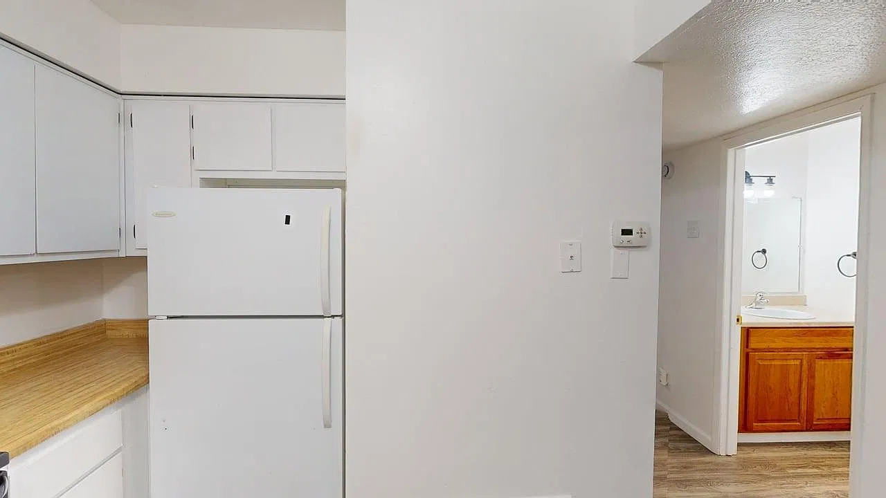 Modern & Upgraded 2 bd / 1ba. Patio APTS ~800 SF with Yards — Photo 1