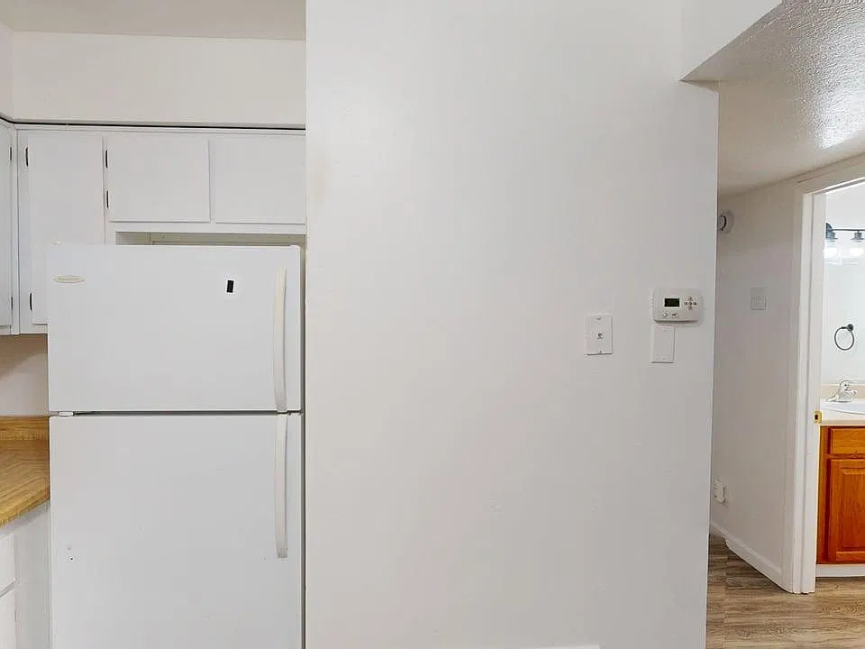 Modern & Upgraded 2 bd / 1ba. Patio APTS ~800 SF with Yards