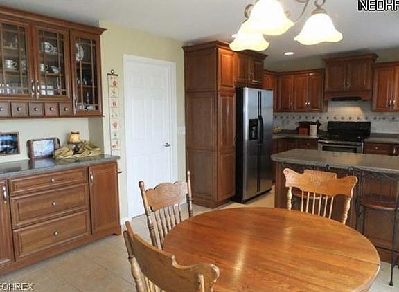 3rd image of 100 Stonehaven Dr #5
