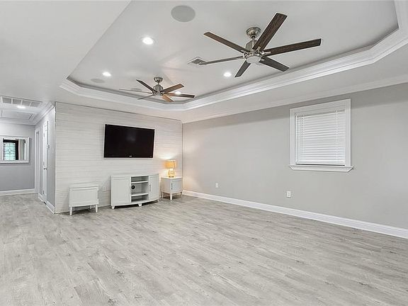5th image of 1305 N Woodlawn Ave