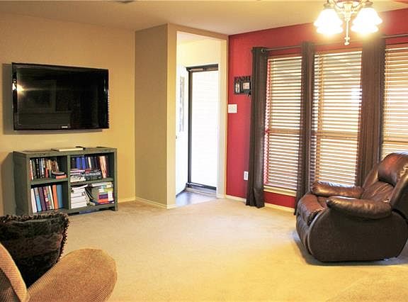 4th image of 204 Shady Oaks Ln