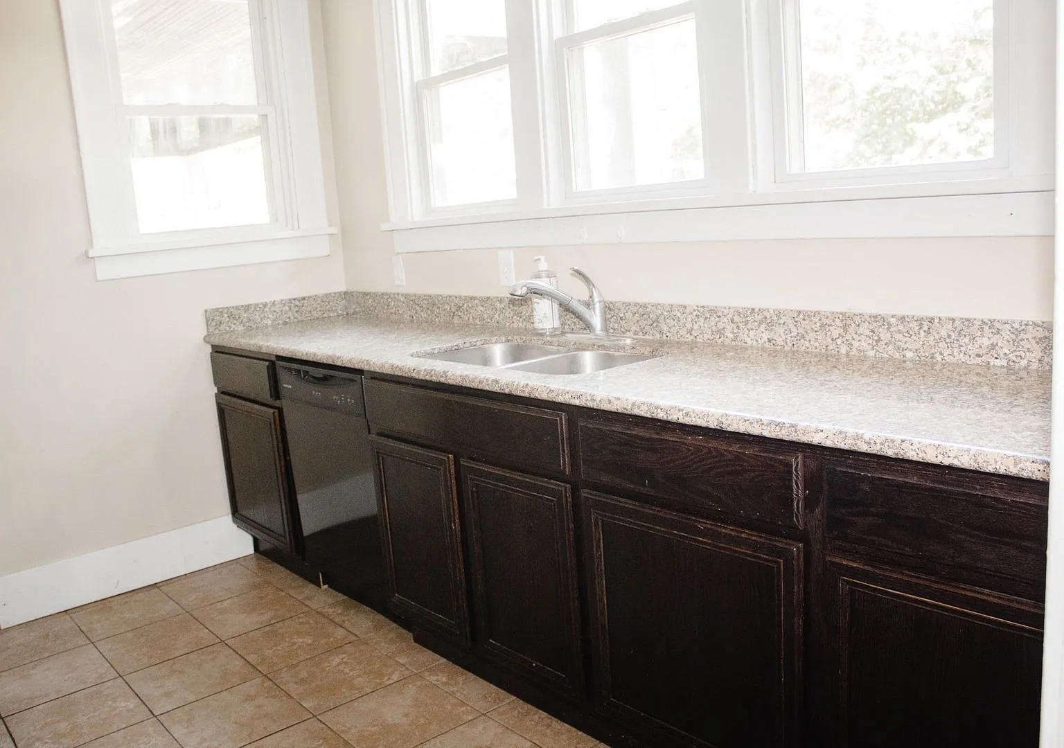4 Bedroom, 2 Bath on Campus — Photo 4