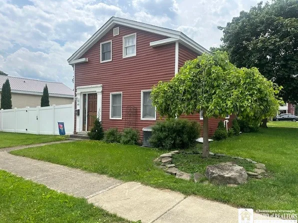 48 Church St, Springville, NY 14141