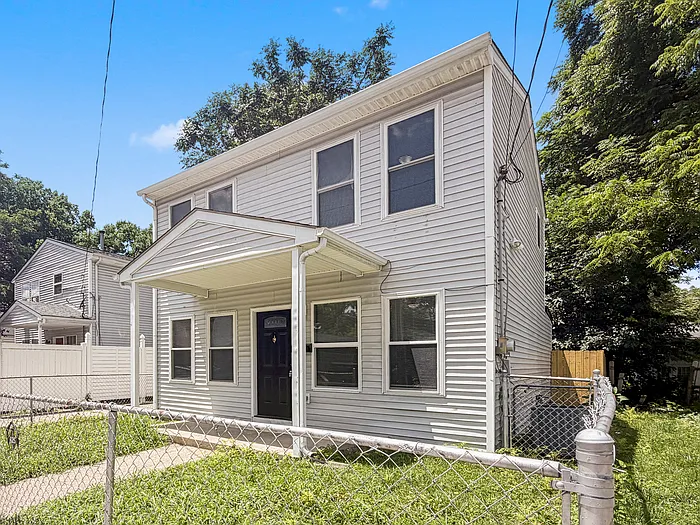 3 bed, 1.5 bath, 1152 sqft, $1,495 — Photo 2