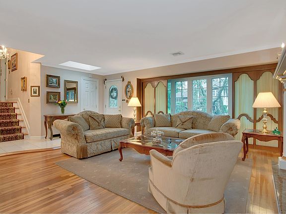 5th image of 22 Francesca Dr