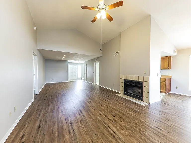 429 E Utopia Rd — Photo 6
