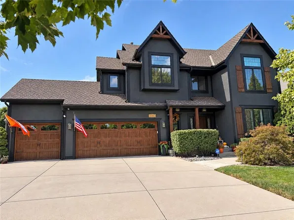 16160 S Locust St, Olathe, KS 66062