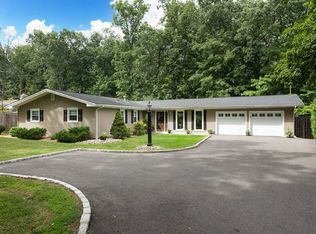 5 Green Valley Dr, Green Brook, NJ 08812