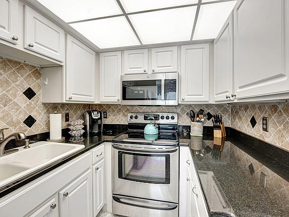 4th image of 710 N Ocean Boulevard #911