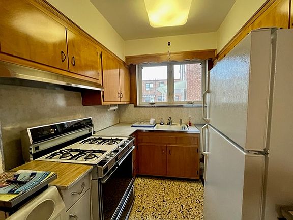 5th image of 1661 Burnett St