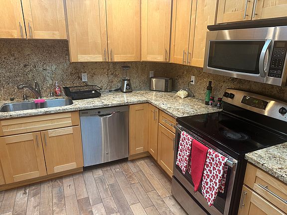3rd image of 648 Arrowhead Dr Room 6