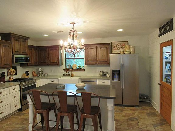 4th image of 1300 Oaks End St