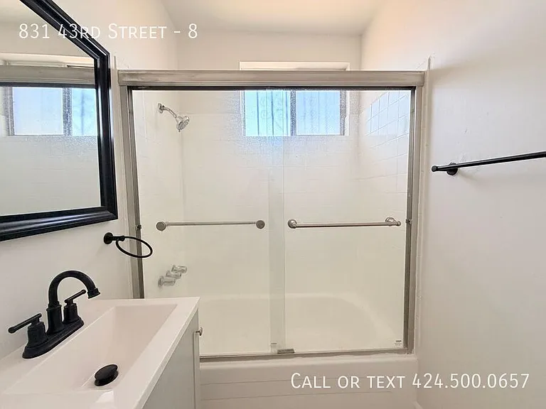 831 W 43rd St #8 — Photo 8
