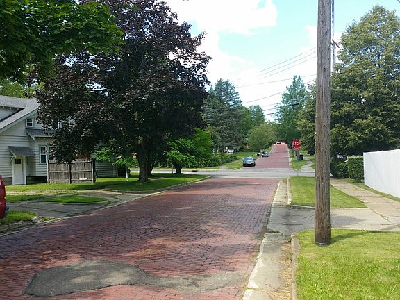 5th image of 70 Hazeltine Ave