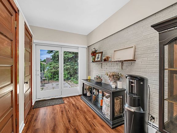 3rd image of 15018 Archer Ave