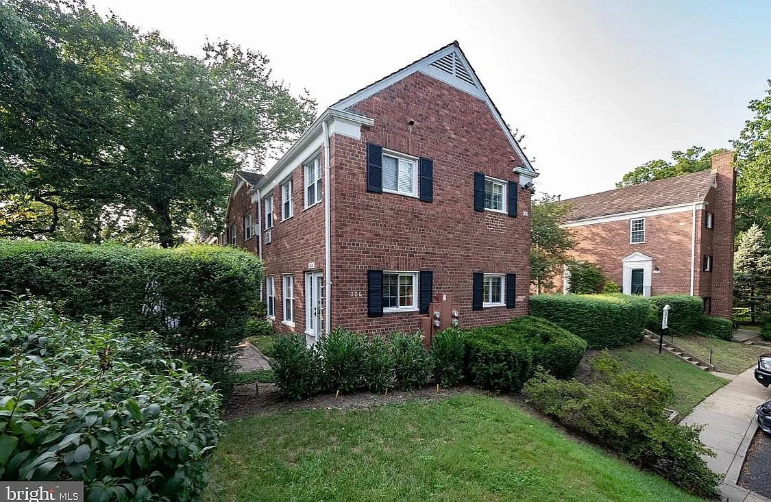 1 bed, 900 sqft, $2,400 — Photo 1