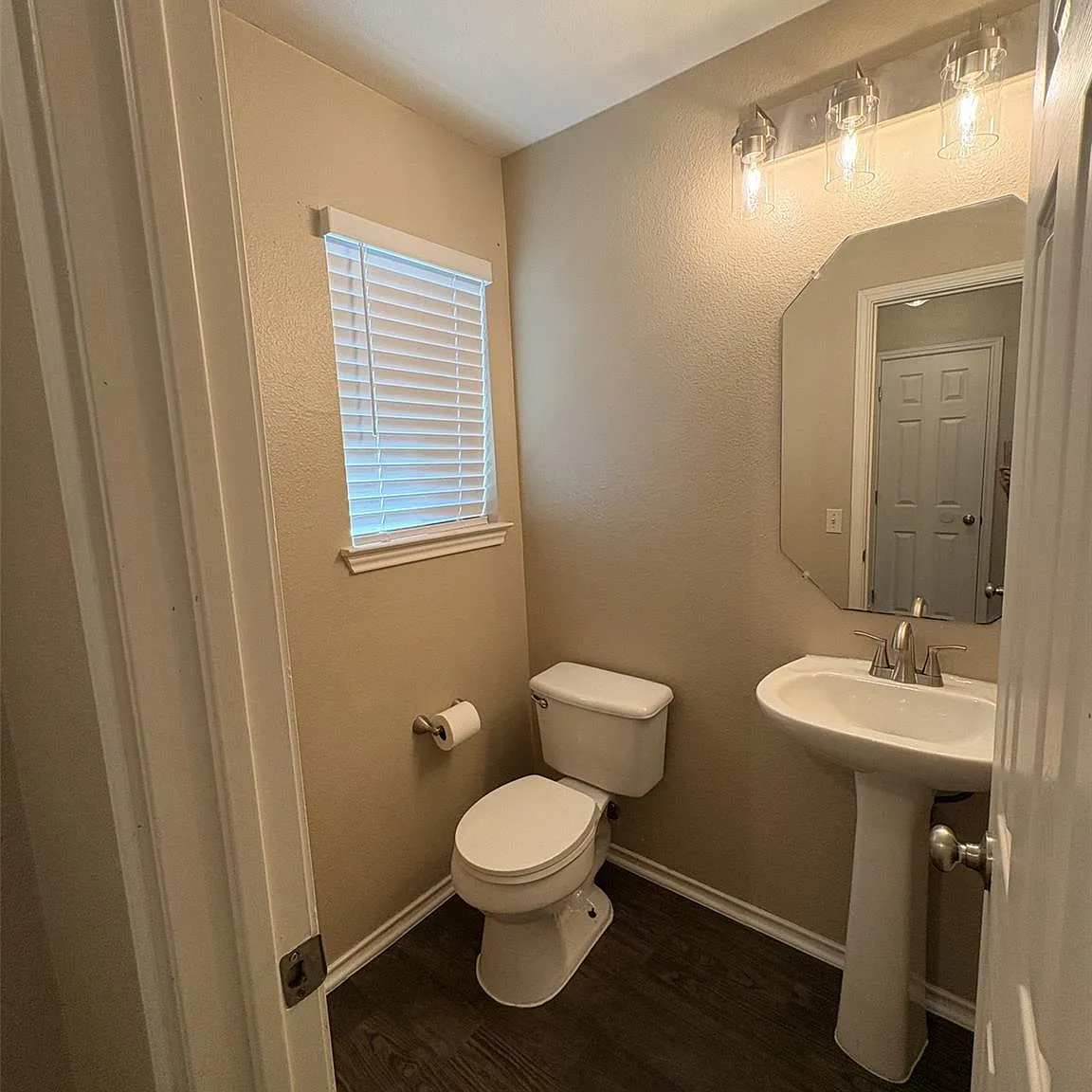 3 bed, 2.5 bath, 1586 sqft, $2,150 — Photo 3