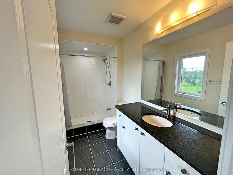 66 Aviron Cres — Photo 18