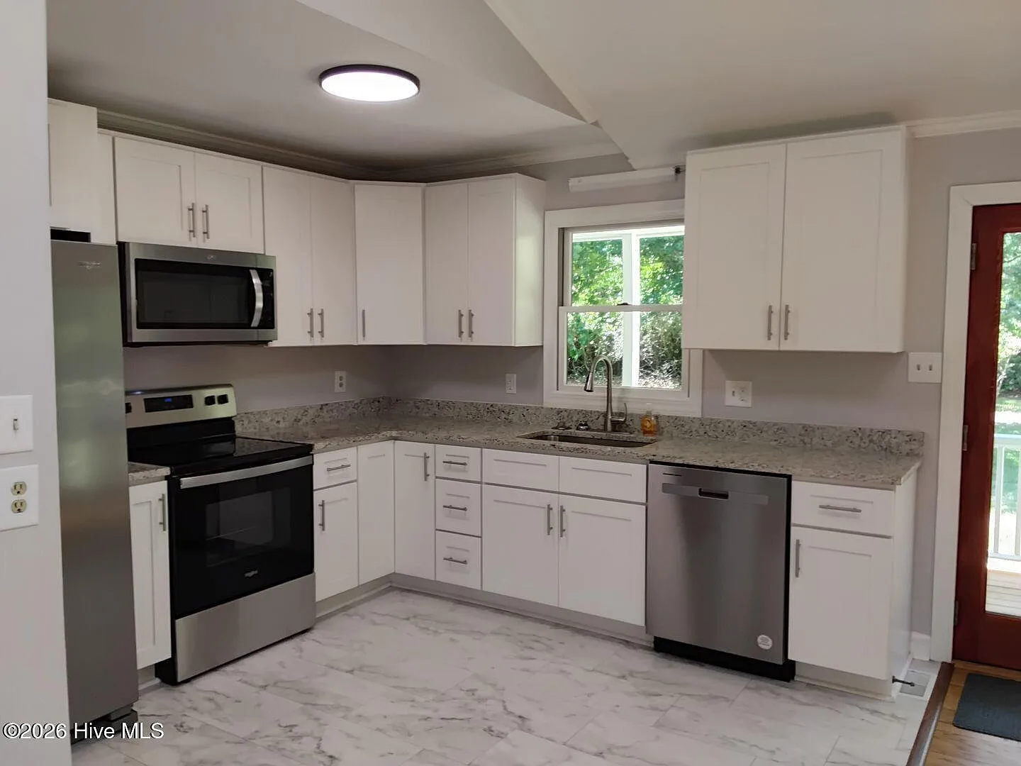 3 bed, 2.0 bath, 2000 sqft, $2,500 — Photo 4