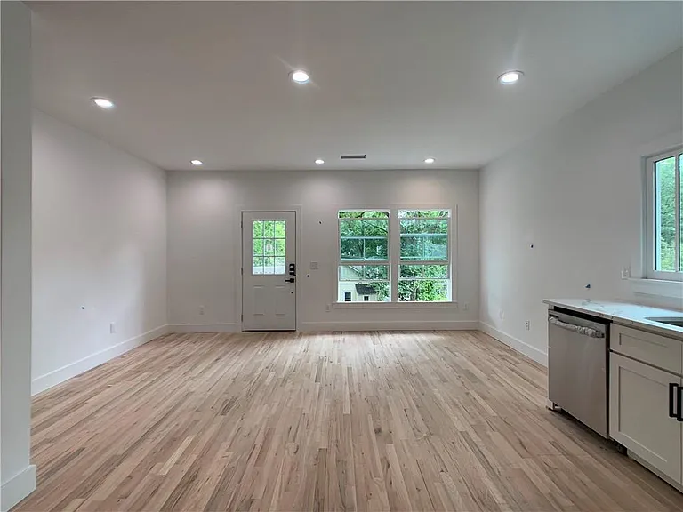 556 Seal Pl NE #B — Photo 2