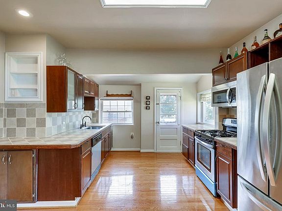 5th image of 107 Wells Ave