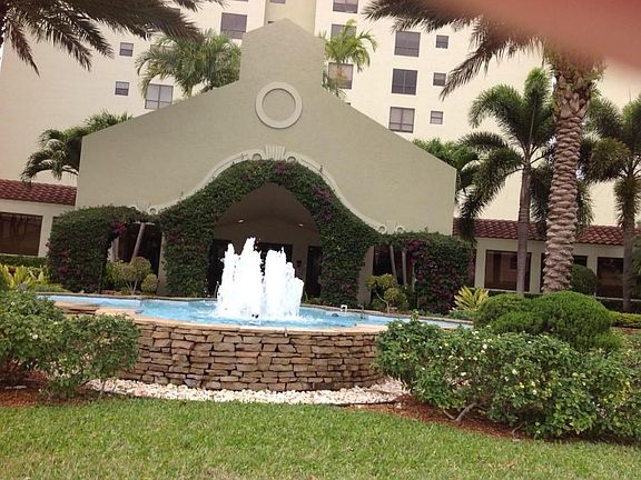 FOUNTAIN ENTRANCE OF IMPERIAL ROYALE