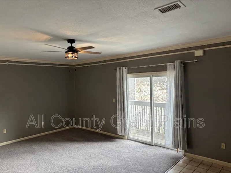 1 bed, 1.0 bath, $1,095 — Photo 2