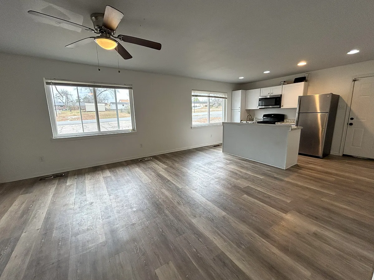 Building Photo - 209 W Holly St #B