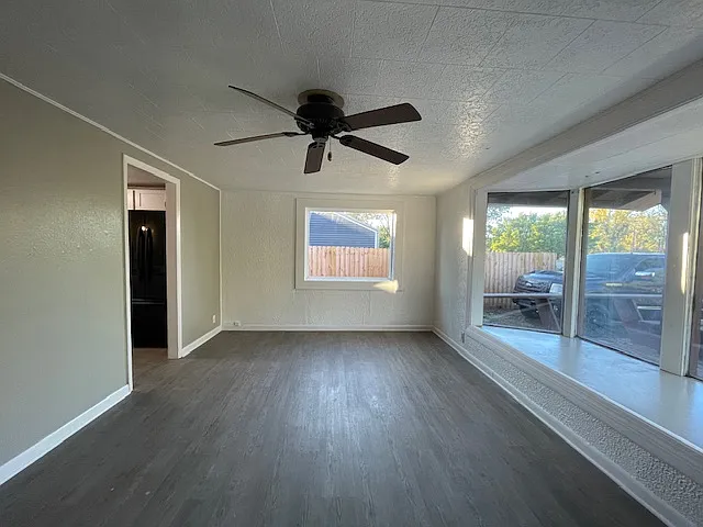 Building Photo - 2527 Riverside Dr