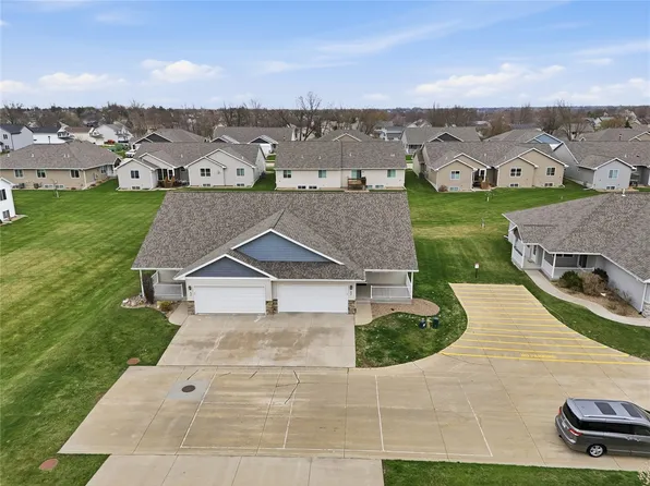 834 Crescent View Dr NE, Cedar Rapids, IA 52402