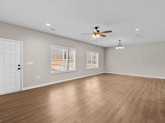 4th image of 576 Twain Dr
