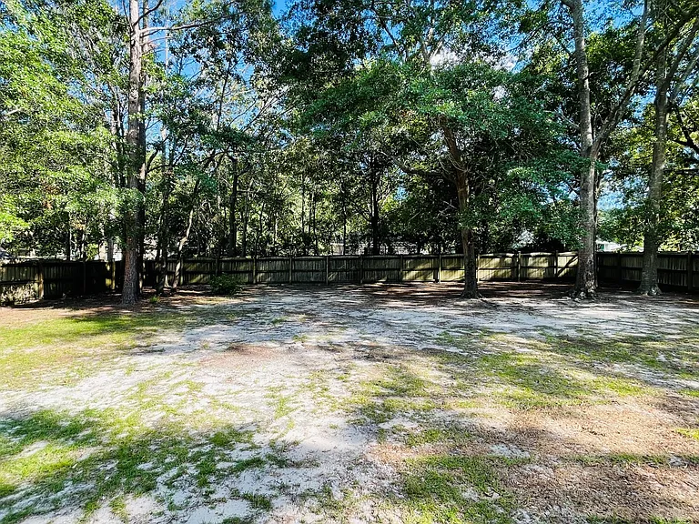 909 Meadow Dr — Photo 3