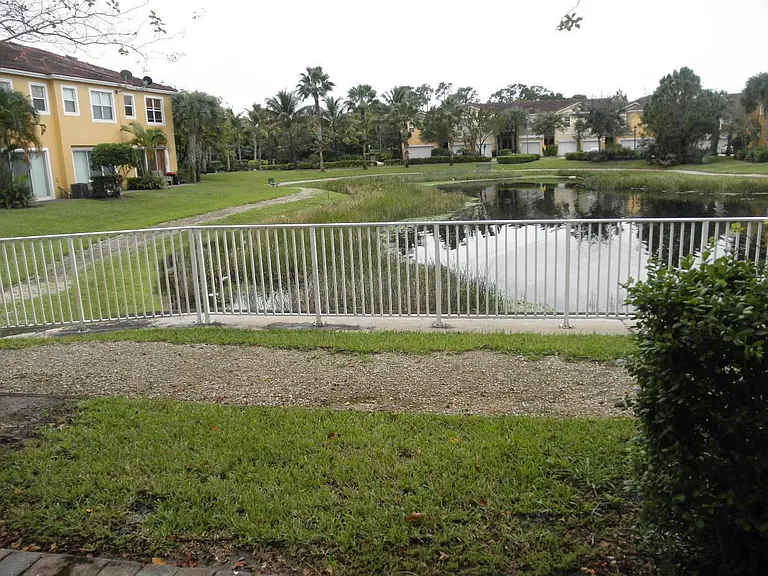 1011 Pipers Cay Dr — Photo 2