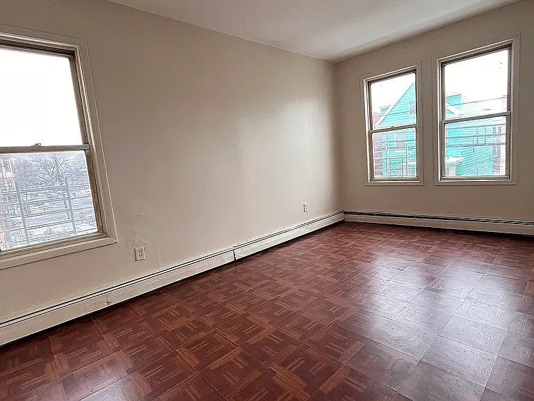 61 Warner Ave — Photo 3