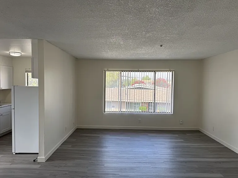 1155 Evans Dr — Photo 5