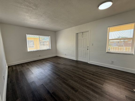 4th image of 325 SE 10th Ave #6