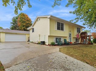 511 Lakeview Dr, Van Meter, IA 50261
