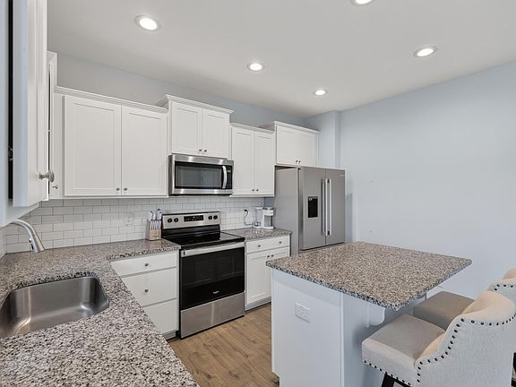 3rd image of 21 Longbow Dr